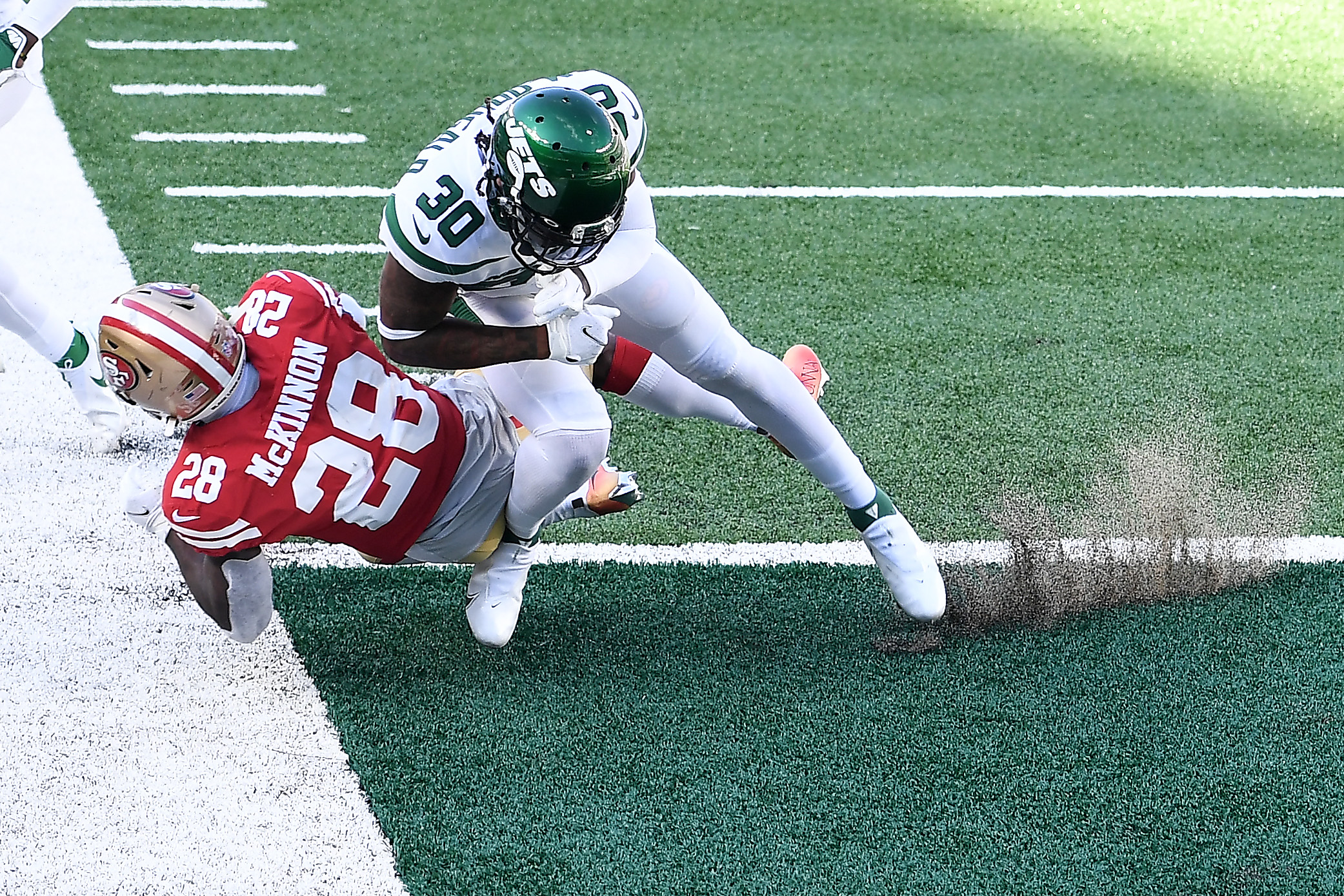 EAST RUTHERFORD, NEW JERSEY - SEPTEMBER 20: Jerick McKinnon #28 of the San Francisco 49ers scores a touchdown as Bradley McDougald #30 of the New York Jets defends during the second half at MetLife Stadium on September 20, 2020 in East Rutherford, New Jersey. (Photo by Sarah Stier/Getty Images)