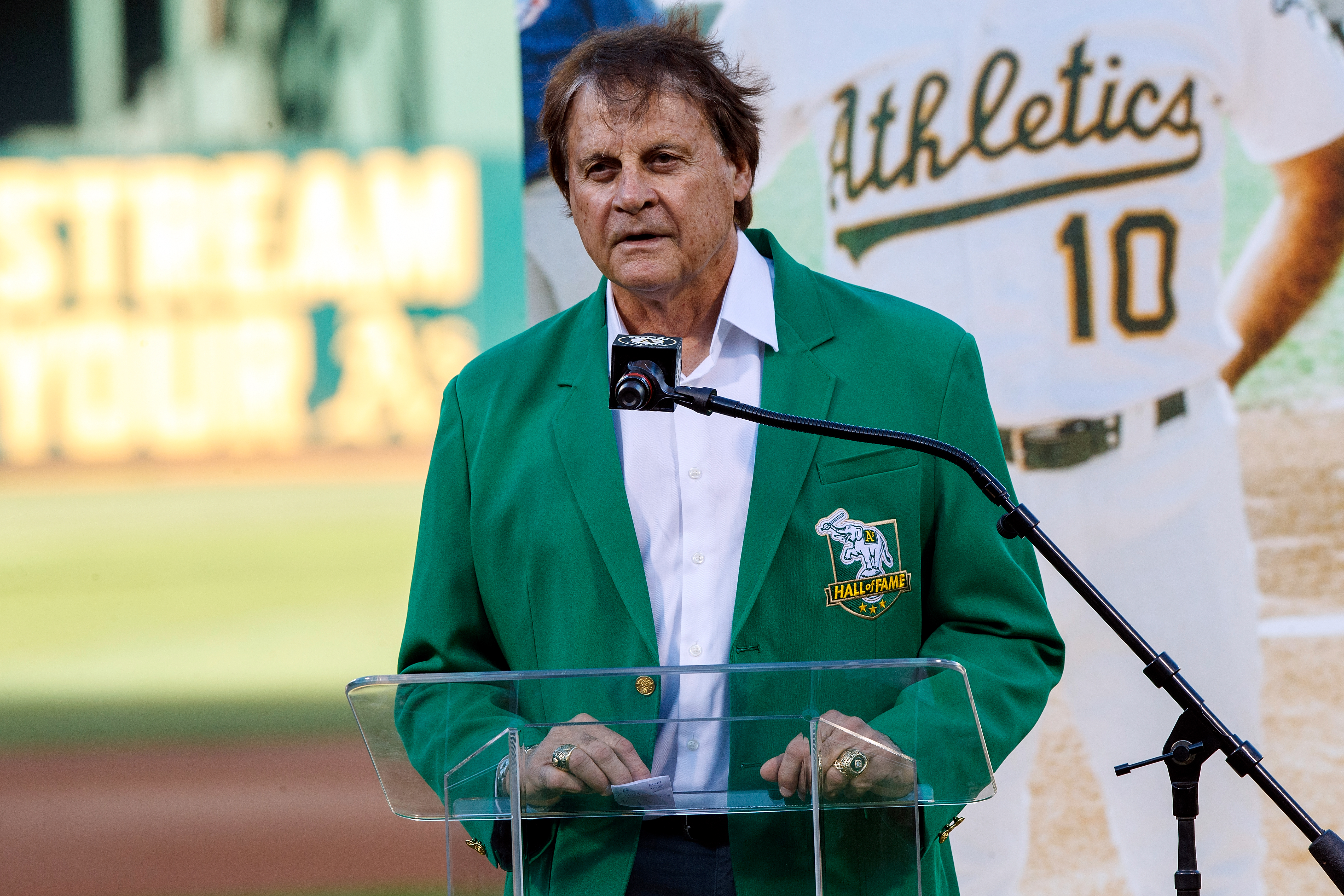 White Sox hire Hall of Fame manager Tony La Russa, following owner's orders