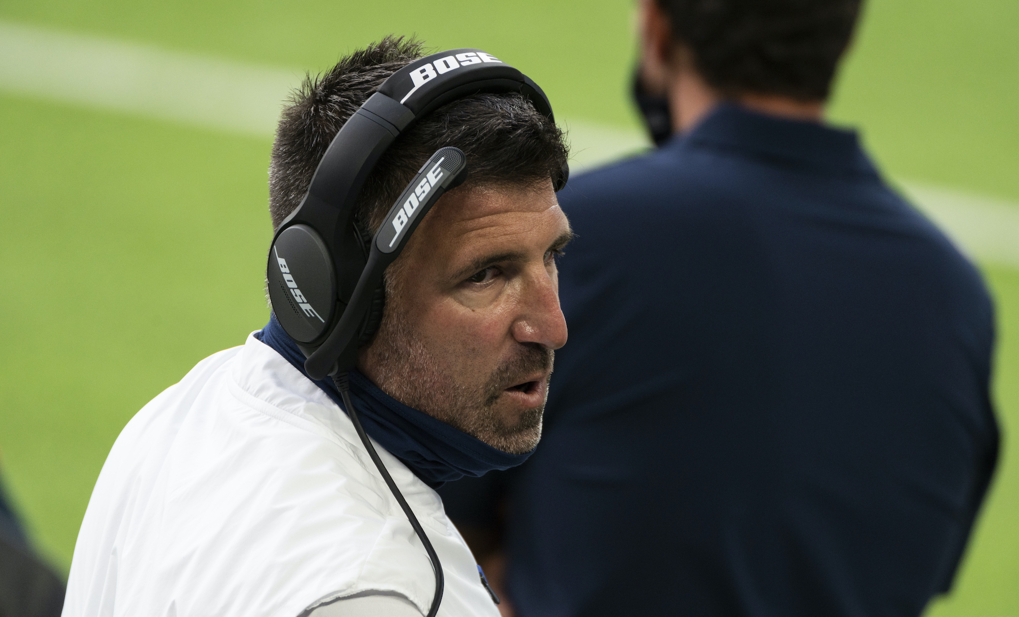 MINNEAPOLIS, MN - SEPTEMBER 27: Head coach Tennessee Titans Mike Vrabel speaks to his team on the sidelines during the second quarter of the game against the Minnesota Vikings at U.S. Bank Stadium on September 27, 2020 in Minneapolis, Minnesota. (Photo by Stephen Maturen/Getty Images)