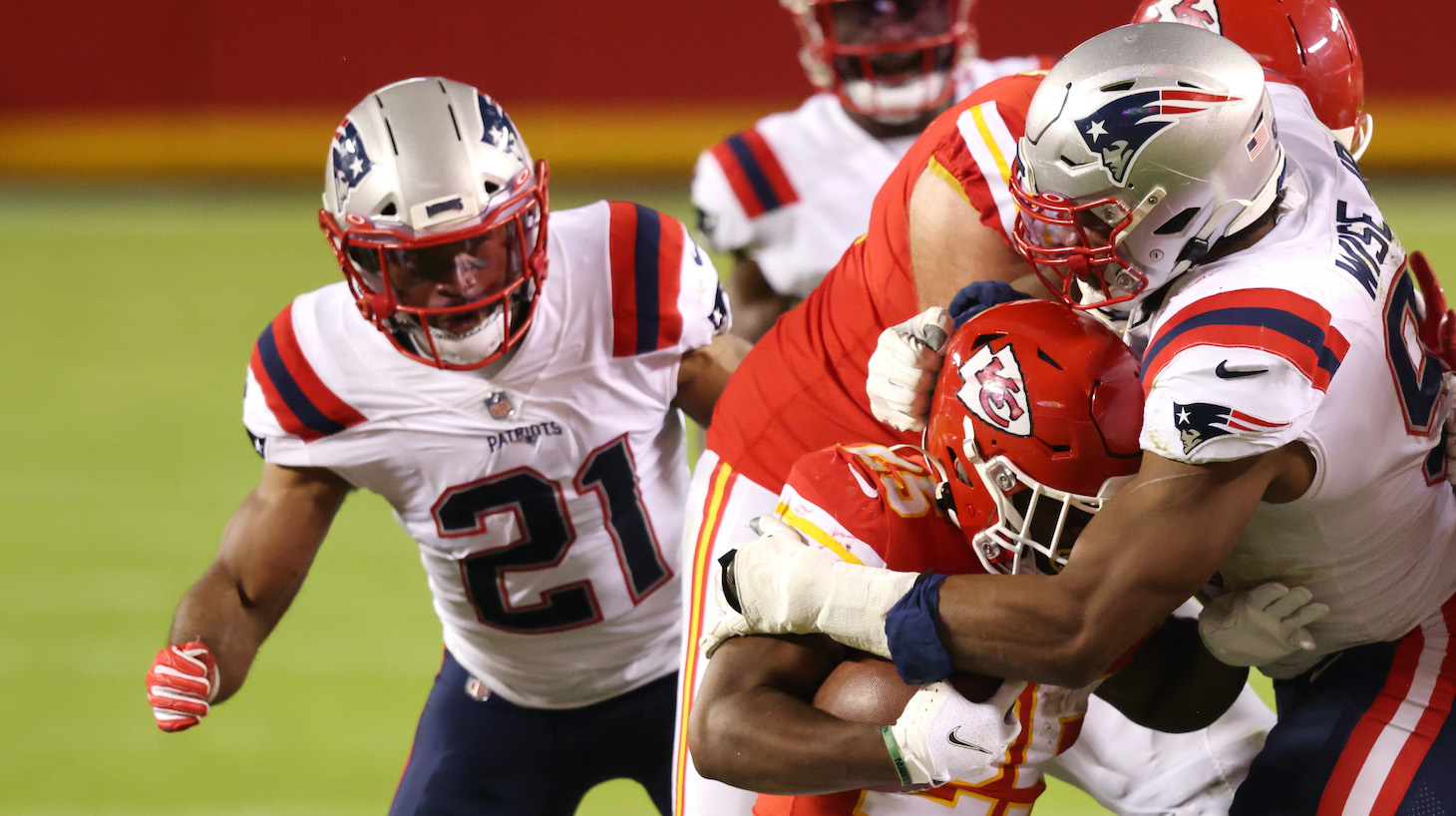 KANSAS CITY, MISSOURI - OCTOBER 05: Deatrich Wise #91 of the New England Patriots tackles Clyde Edwards-Helaire #25 of the Kansas City Chiefs during the second half at Arrowhead Stadium on October 05, 2020 in Kansas City, Missouri. (Photo by Jamie Squire/Getty Images)