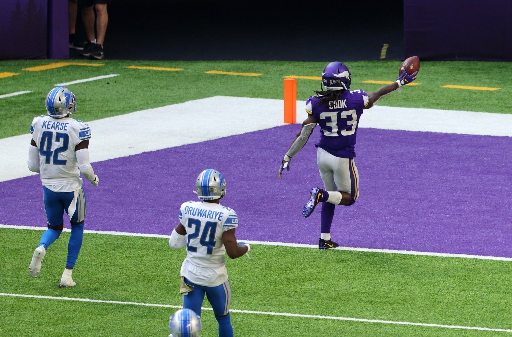 Dalvin Cook #33 of the Minnesota Vikings runs the ball in for a touchdown