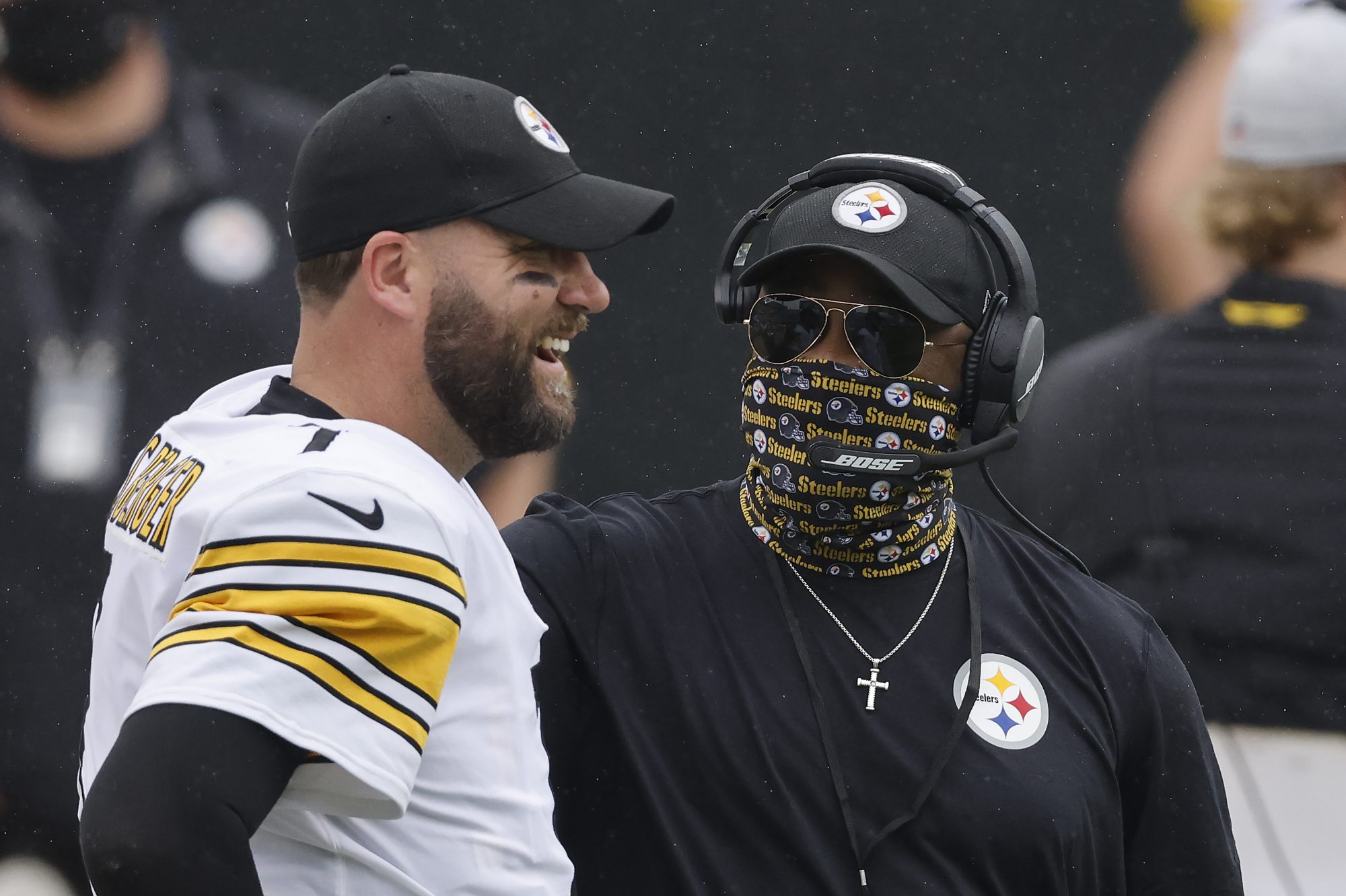Ben Roethlisberger and Mike Tomlin chat on the sidelines.