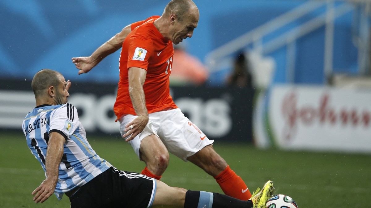 Argentina's midfielder Javier Mascherano (L) vies with Netherlands' forward Arjen Robben (R) during the semi-final football match between Netherlands and Argentina of the FIFA World Cup at The Corinthians Arena in Sao Paulo on July 9, 2014.