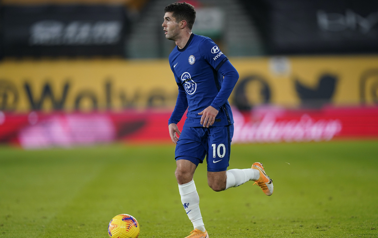 WOLVERHAMPTON, ENGLAND - DECEMBER 15: Christian Pulisic of Chelsea runs with the ball during the Premier League match between Wolverhampton Wanderers and Chelsea at Molineux on December 15, 2020 in Wolverhampton, England. The match will be played without fans, behind closed doors as a Covid-19 precaution. (Photo by Tim Keeton - Pool/Getty Images)