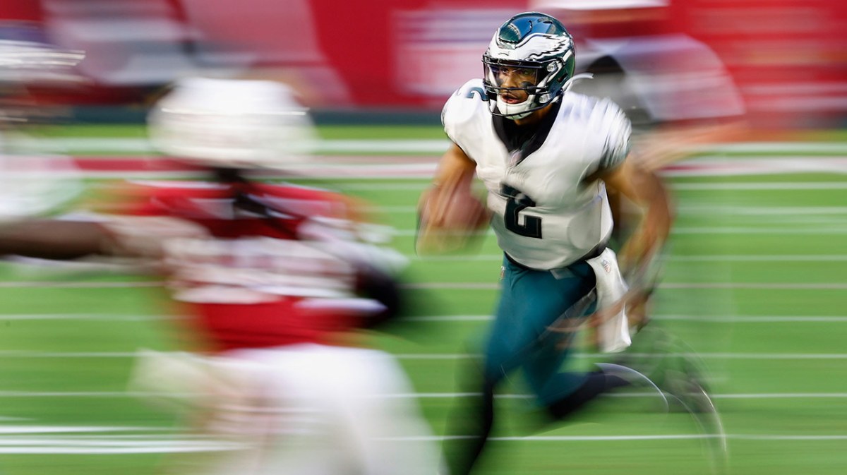 Jalen Hurts runs with the ball against the Arizona Cardinals. It's all blurry and artsy.