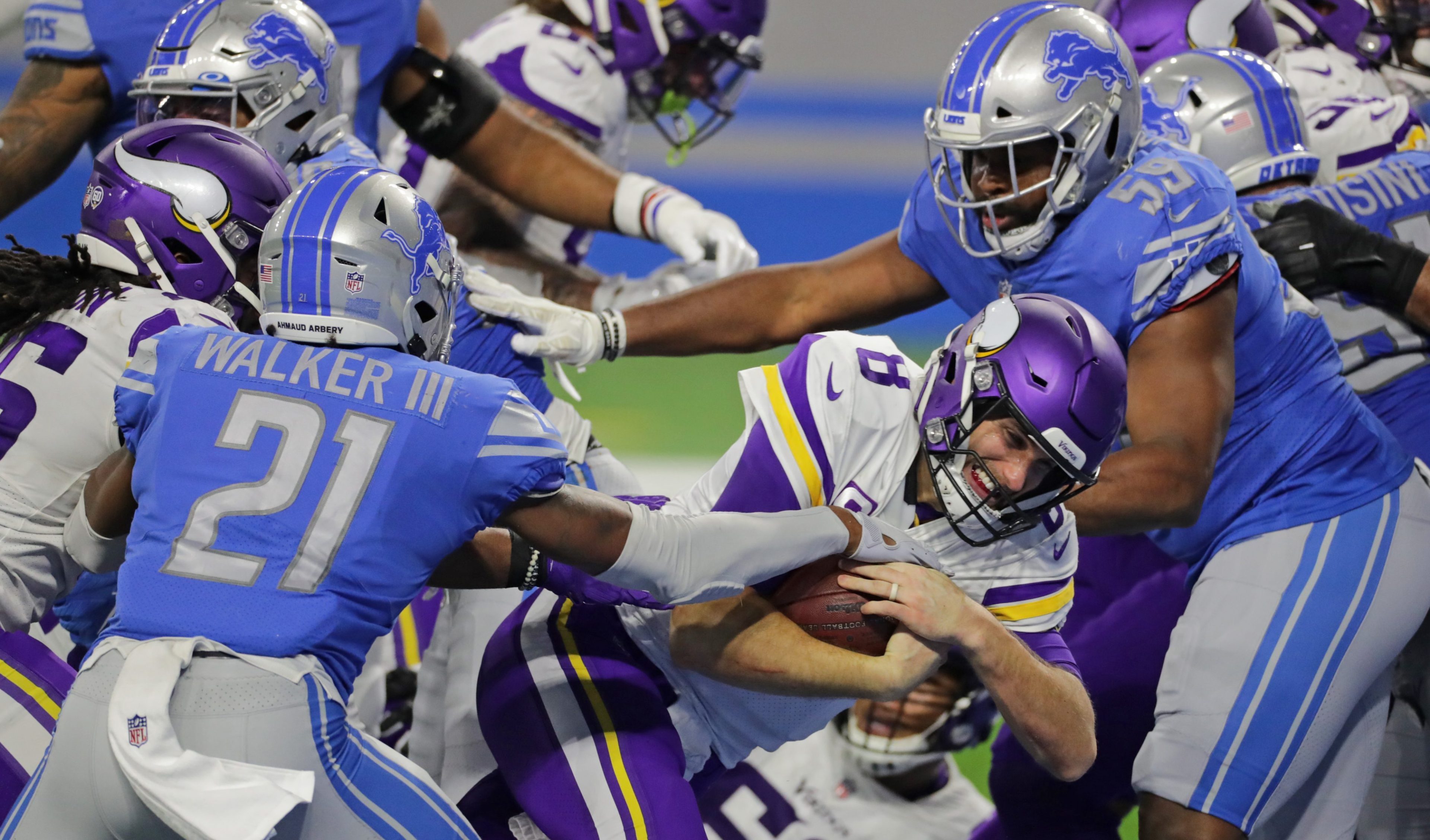 Kirk Cousins #8 of the Minnesota Vikings scores a fourth-quarter touchdown