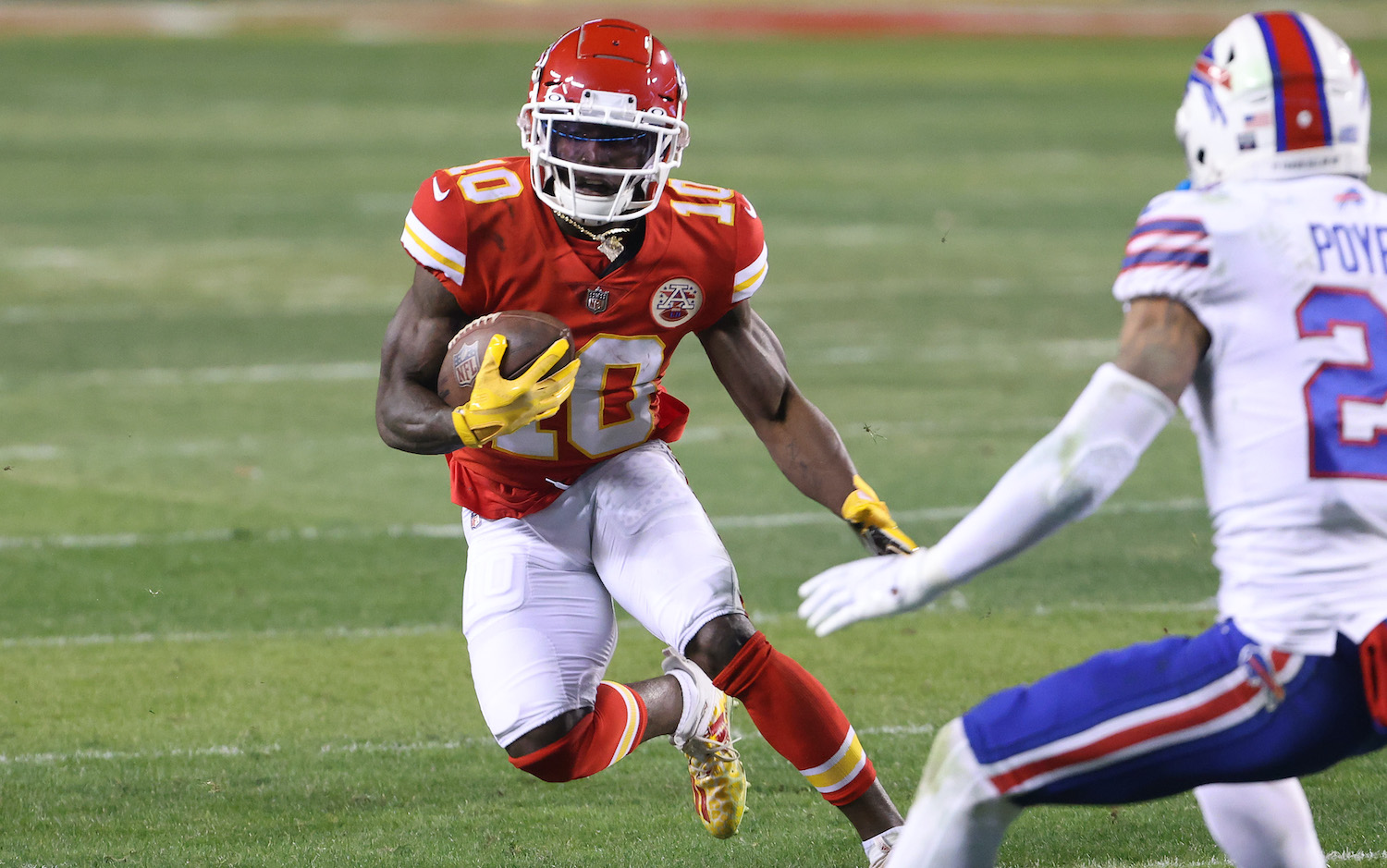 KANSAS CITY, MISSOURI - JANUARY 24: Tyreek Hill #10 of the Kansas City Chiefs runs with the ball in the second half against the Buffalo Bills during the AFC Championship game at Arrowhead Stadium on January 24, 2021 in Kansas City, Missouri. (Photo by Jamie Squire/Getty Images)