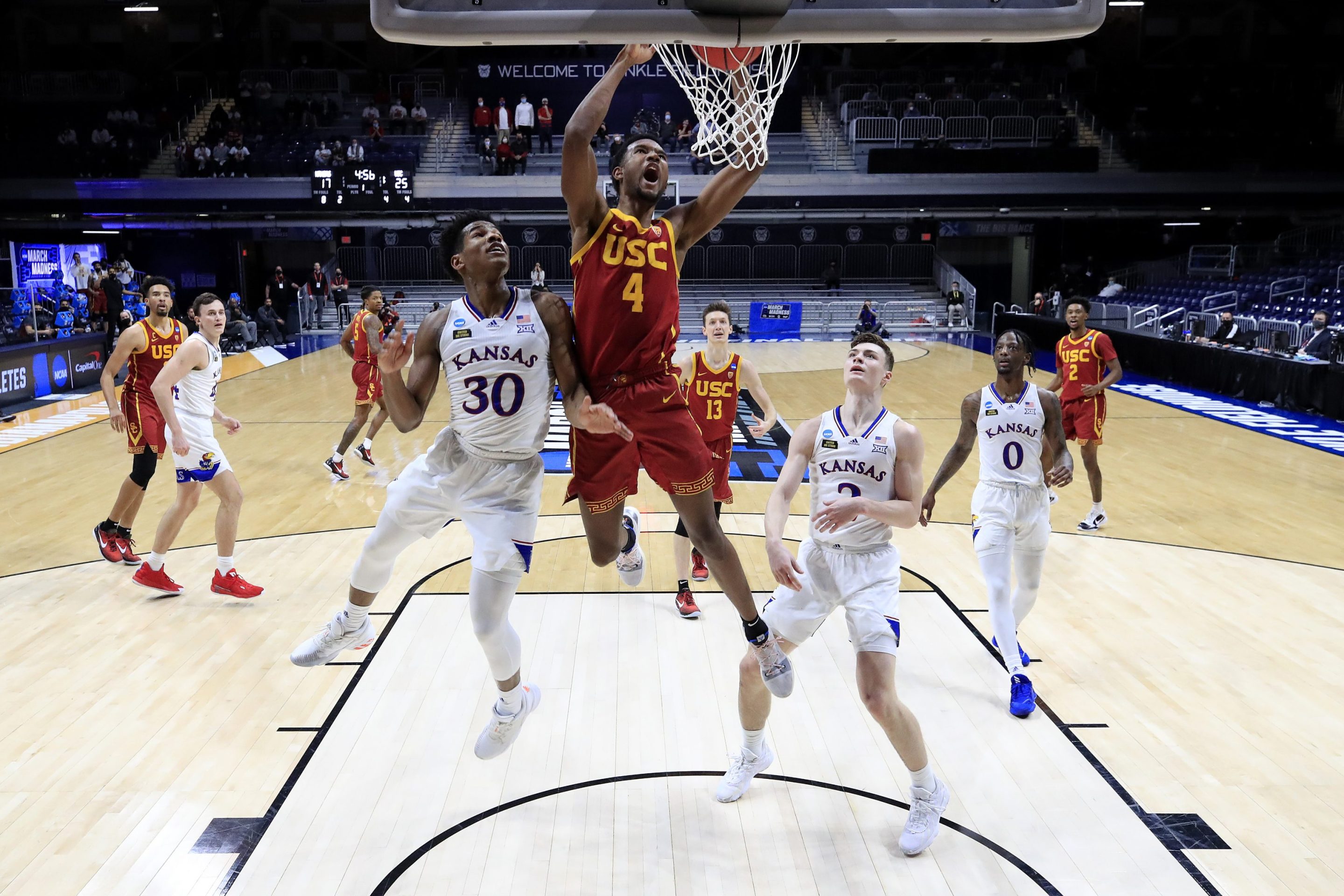 Evan Mobley of the USC Trojans dunks the ball