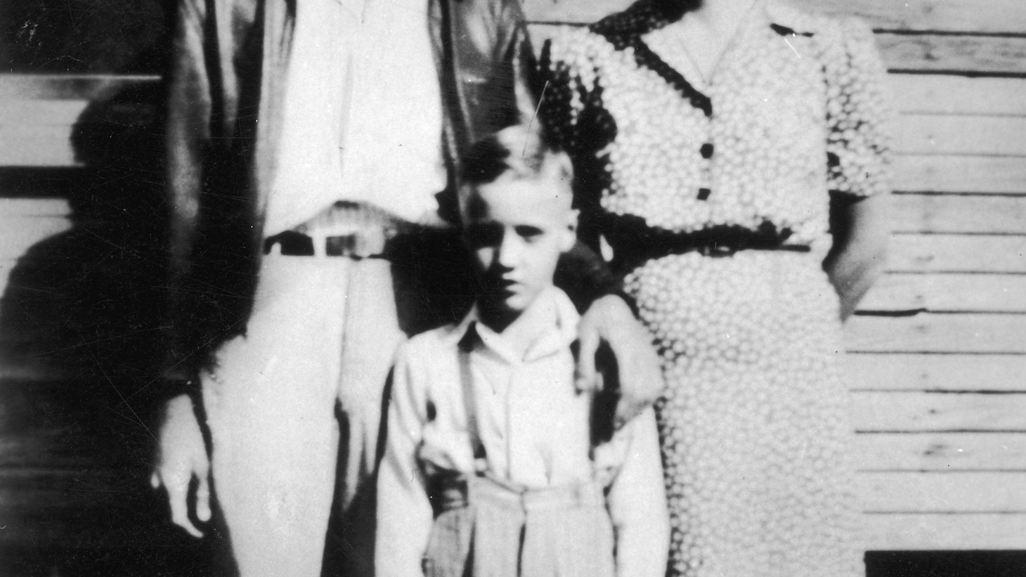 circa 1945: Elvis Presley (1935 - 1977) standing between his parents outside of their home in Tupelo, Mississippi. (Photo by Hulton Archive/Getty Images)