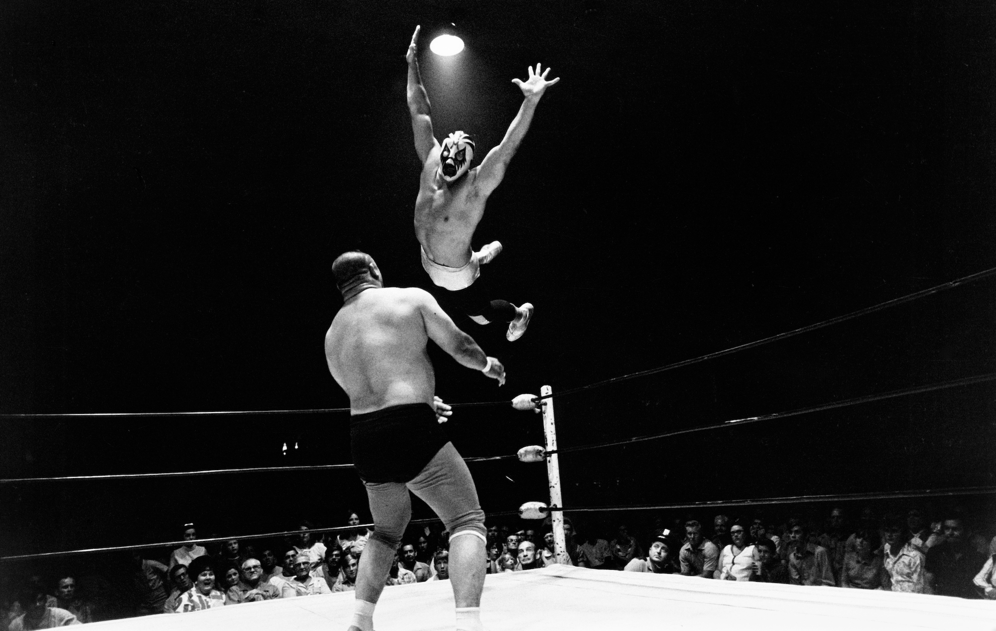 Mil Máscaras finishes Professor Toru Tanaka with a flying body press.