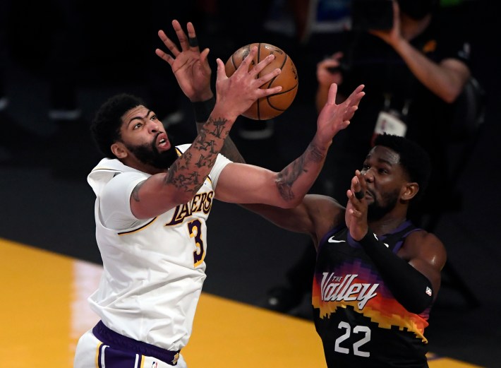 Anthony Davis battles Deandre Ayton around the basket