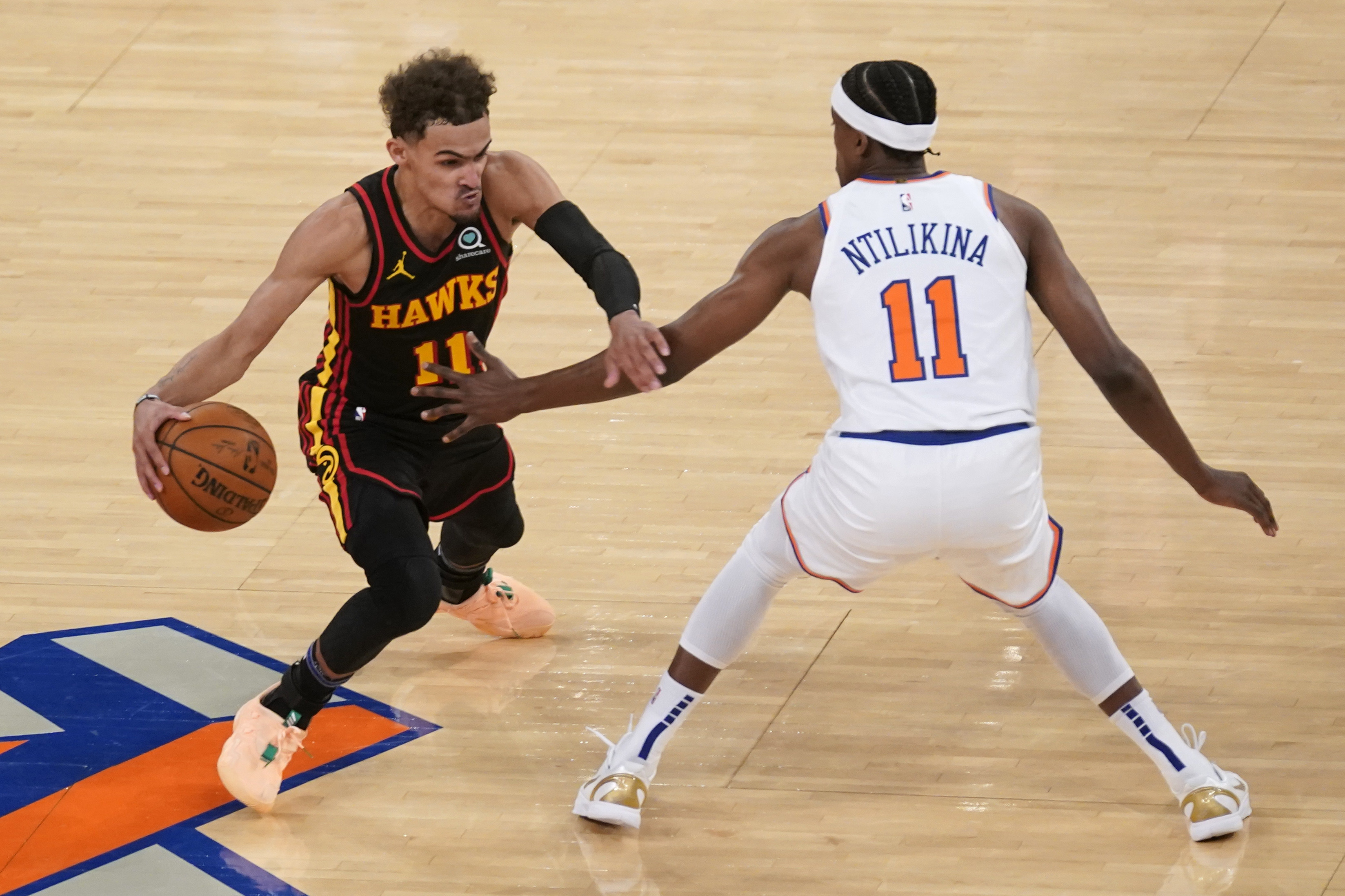 Trae Young beats Frank Ntilikina for the deciding bucket.