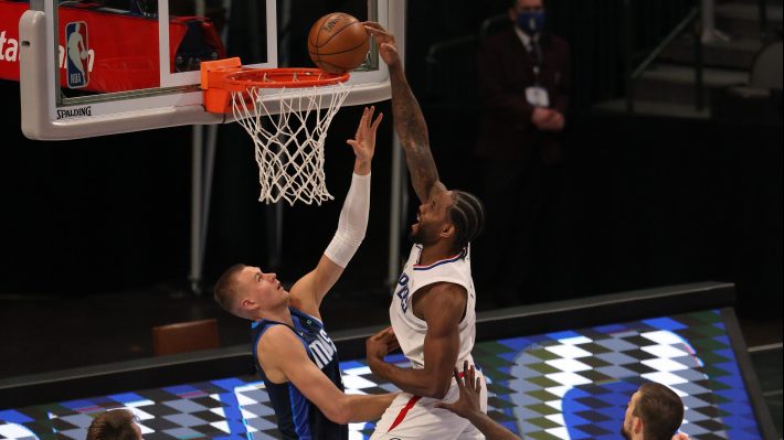 Kawhi Leonard dunks on Kristaps Porzingis