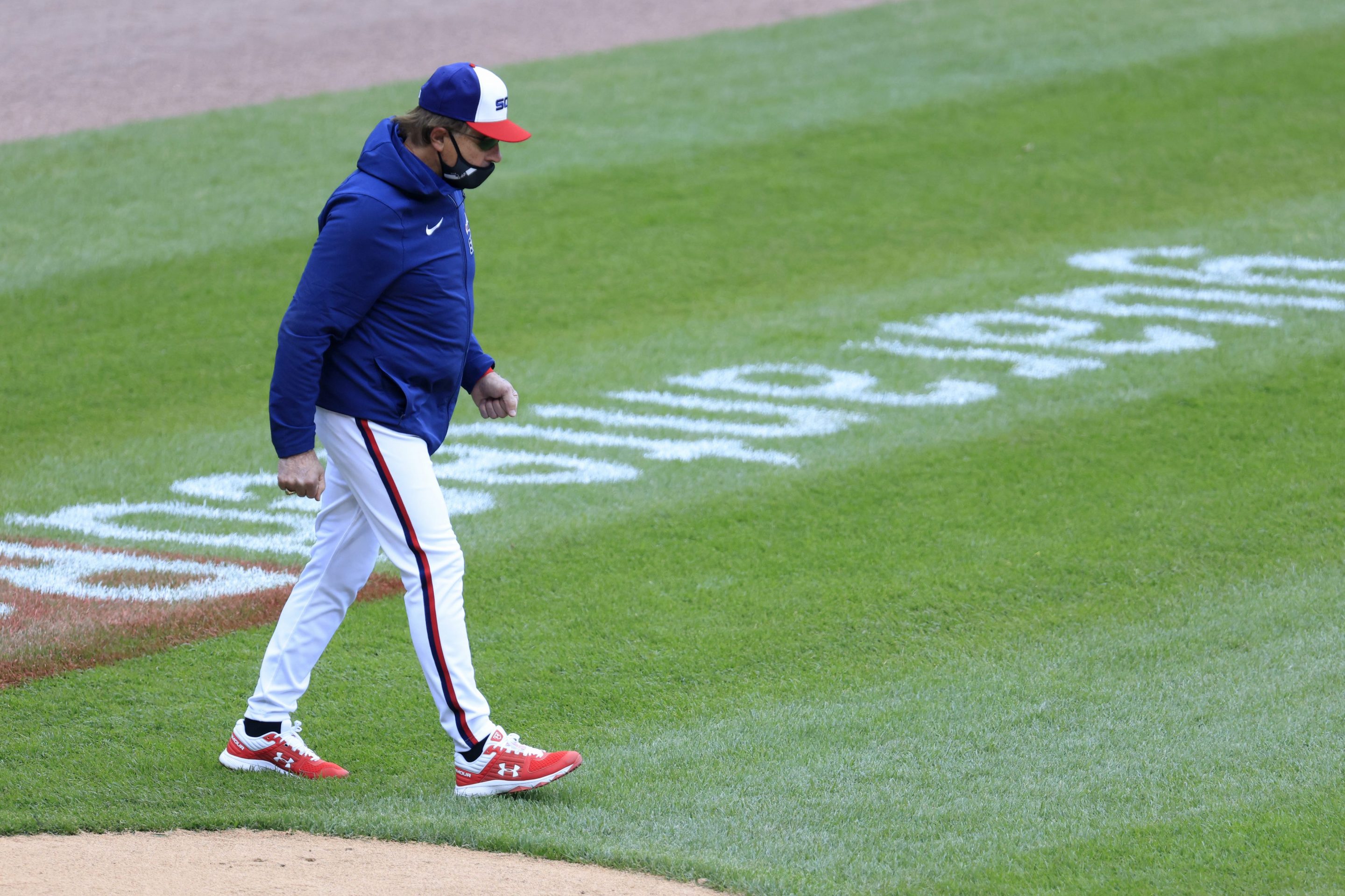 Chicago White Sox manager Tony La Russa, seen here trudging towards the pitcher's mound.