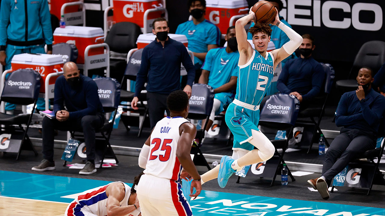 LaMelo Ball jumps to throw a pass