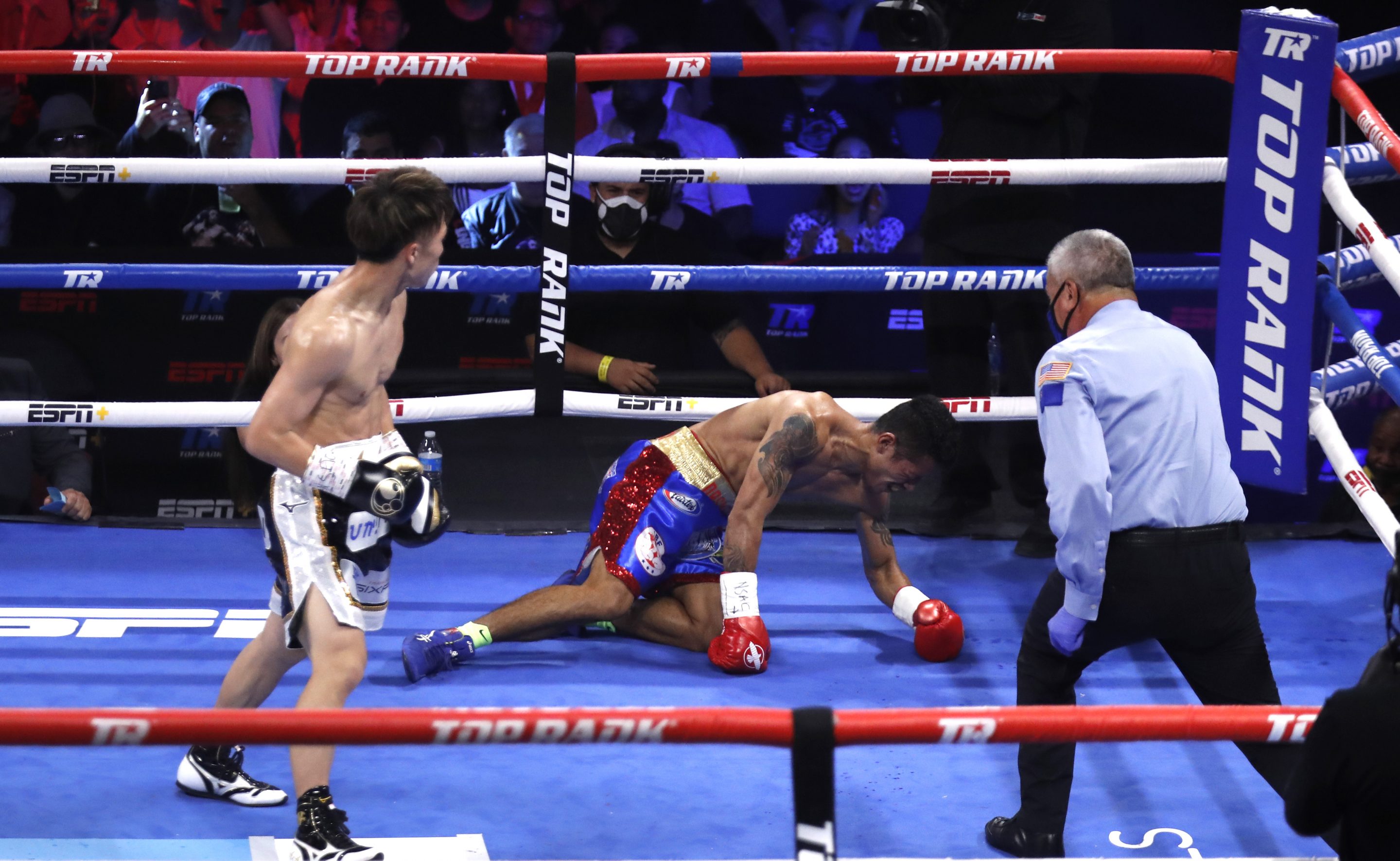 Naoya Inoue knocks down Michael Dasmarinas