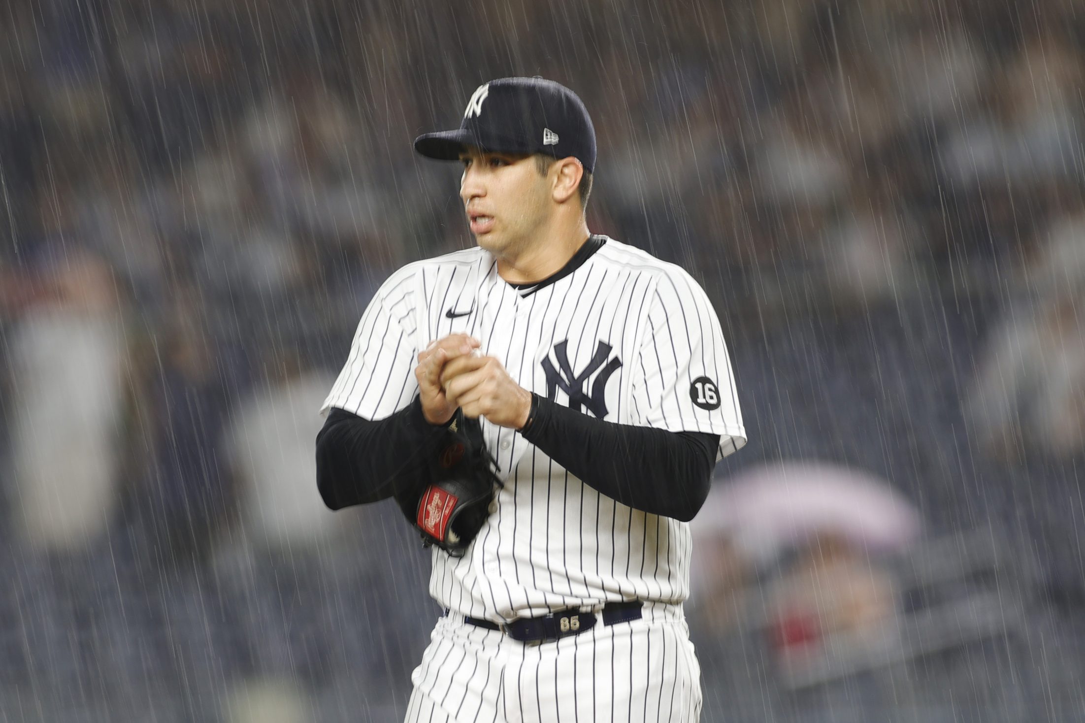 Luis Cessa pitches in the rain