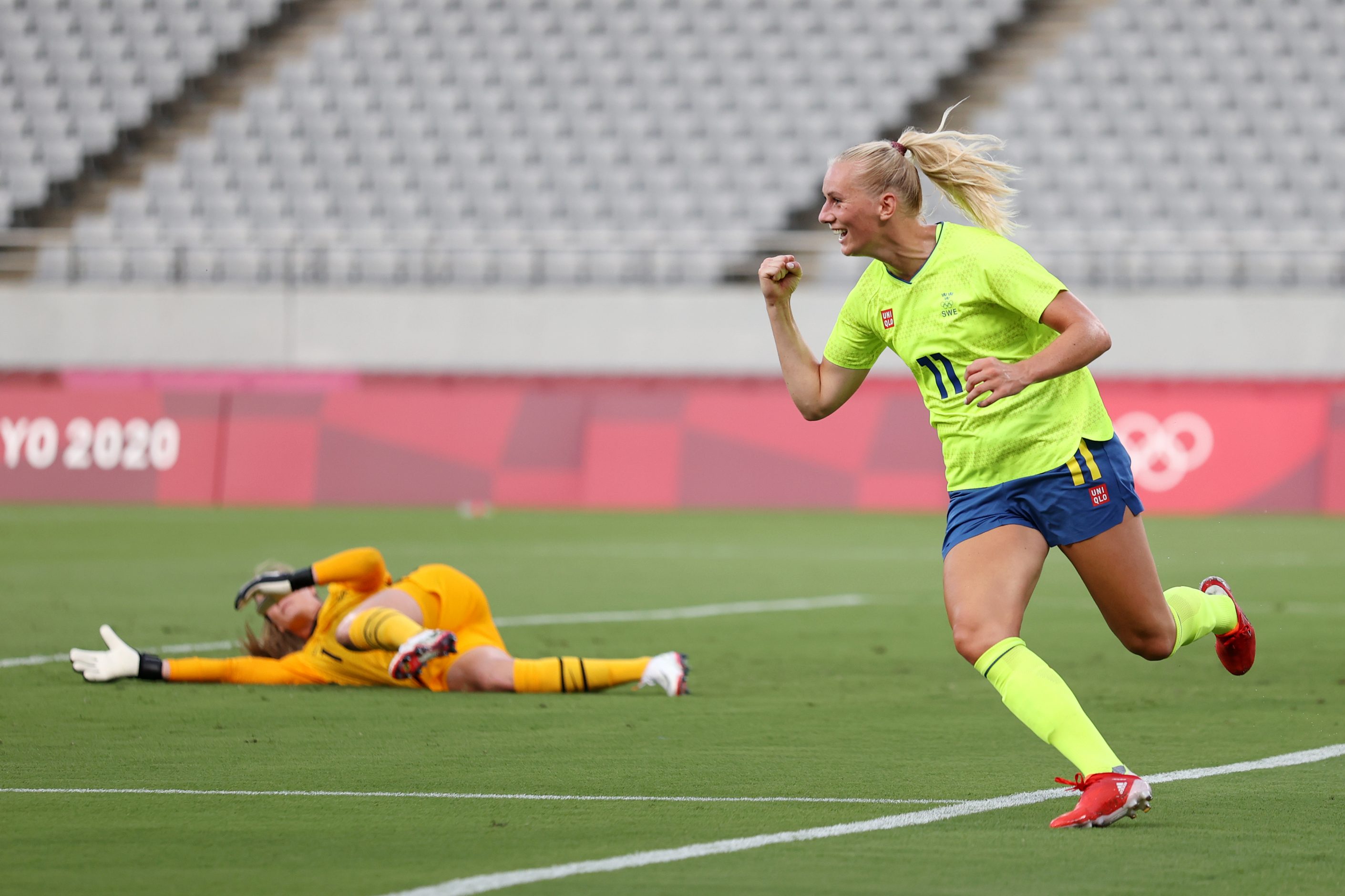 Stina Blackstenius celebrates