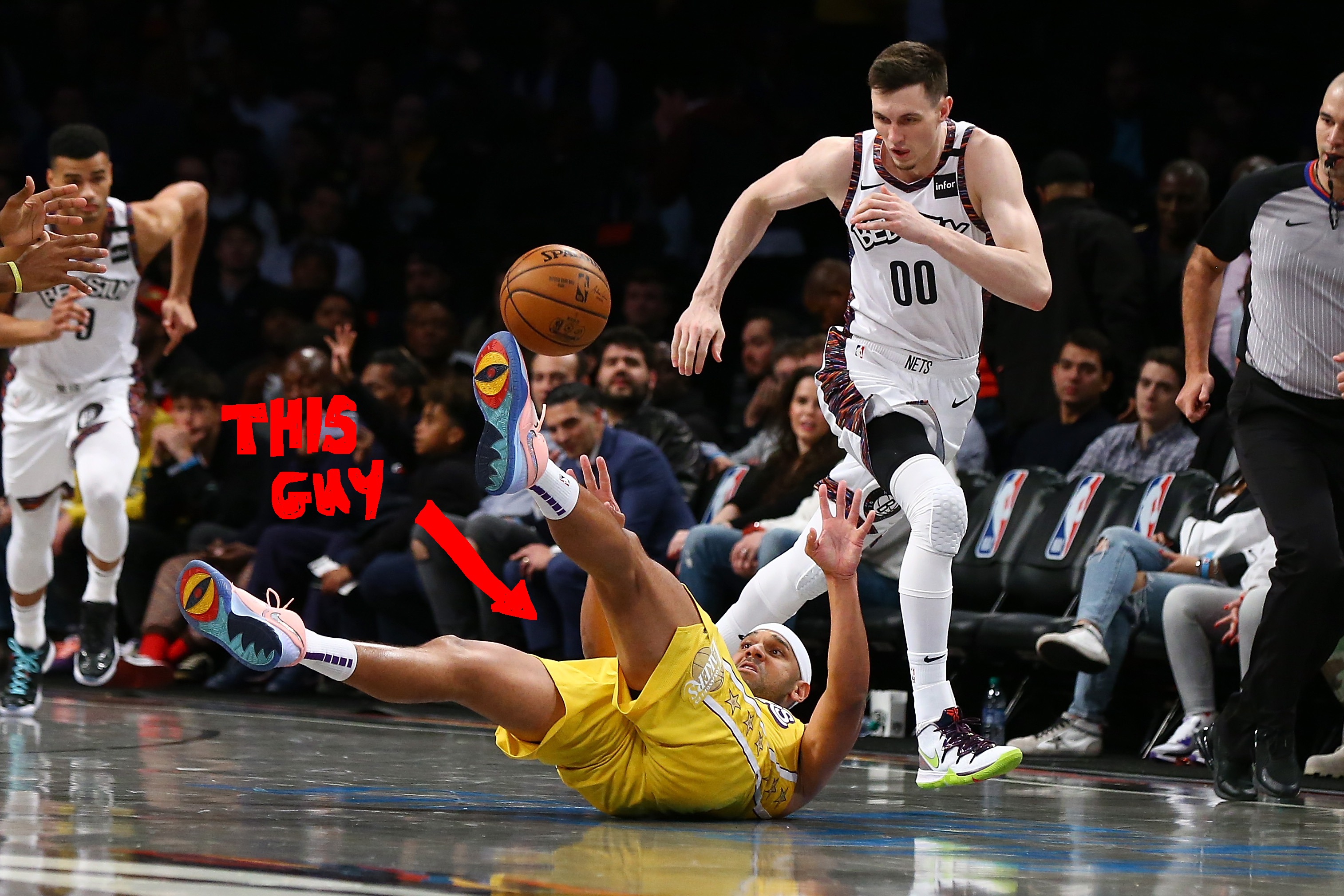 Jared Dudley rolls around on the court during a Lakers game.