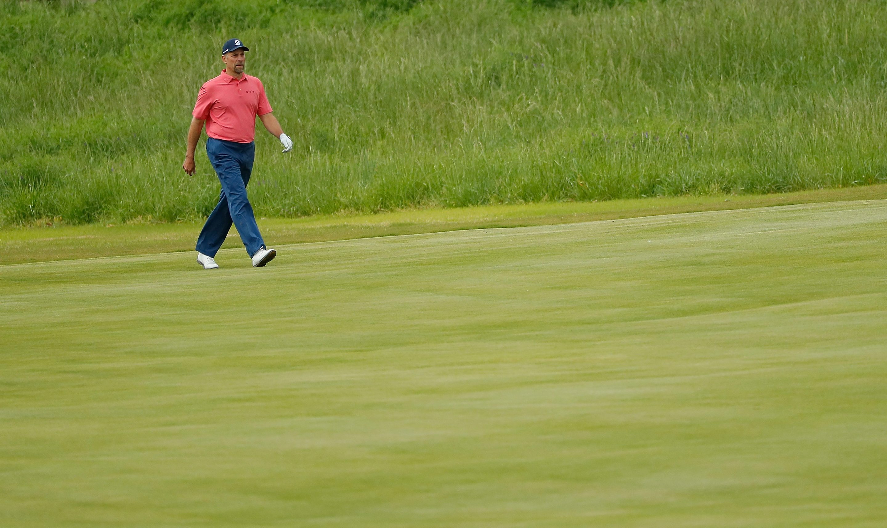 John Smoltz plays some golf.