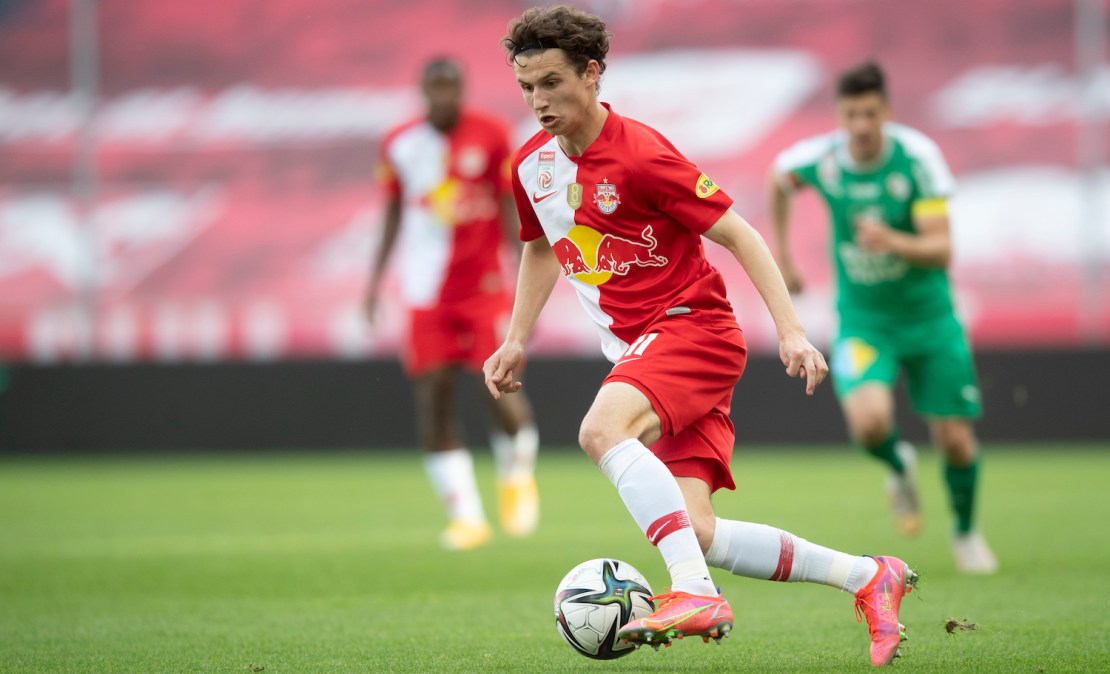 SALZBURG, AUSTRIA - MAY 22: Brenden Aaronson of FC Red Bull Salzburg controls the ball during the tipico Bundesliga match between RB Salzburg and WSG Tirol at Red Bull Arena on May 22, 2021 in Salzburg, Austria. (Photo by Andreas Schaad/Getty Images)