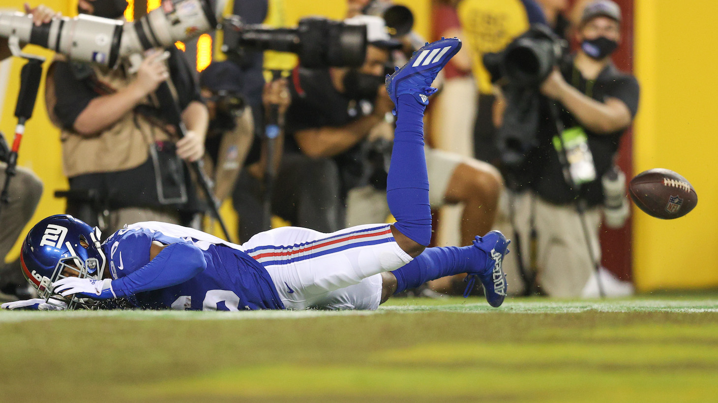 LANDOVER, MARYLAND - SEPTEMBER 16: Darius Slayton #86 of the New York Giants unable to make a reception in the endzone late in the fourth quarter against the Washington Football Team at FedExField on September 16, 2021 in Landover, Maryland. (Photo by Patrick Smith/Getty Images)