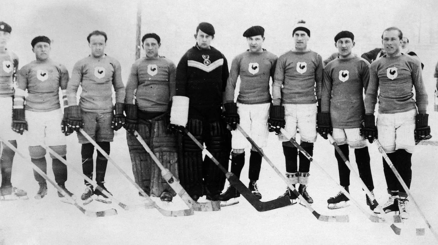 Picture taken in the 30s shows France's ice hockey players. (Photo by - / AFP) (Photo credit should read -/AFP via Getty Images)