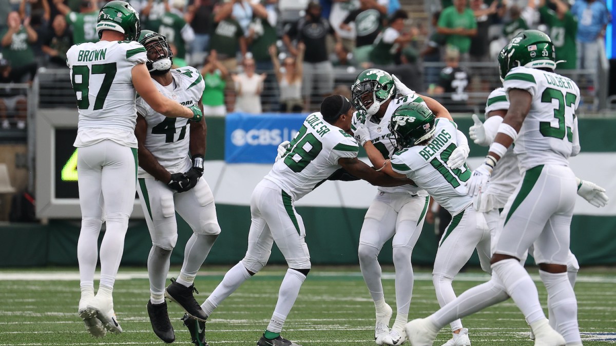 EAST RUTHERFORD, NEW JERSEY - OCTOBER 03: The New York Jets celebrate after defeating the Tennessee Titans 27-24 in overtime at MetLife Stadium on October 03, 2021 in East Rutherford, New Jersey. (Photo by Al Bello/Getty Images)