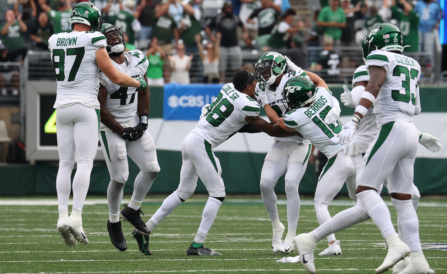EAST RUTHERFORD, NEW JERSEY - OCTOBER 03: The New York Jets celebrate after defeating the Tennessee Titans 27-24 in overtime at MetLife Stadium on October 03, 2021 in East Rutherford, New Jersey. (Photo by Al Bello/Getty Images)