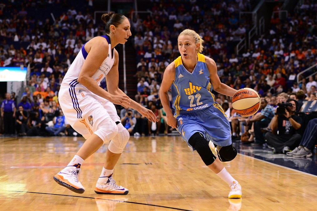 Courtney Vandersloot drives against Diana Taurasi in the first game of the 2014 WNBA Finals