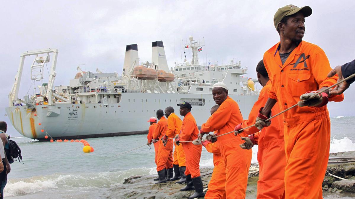 Workers haul part of a fibre optic cable onto the shore at the Kenyan port town of Mombasa on June 12, 2009. An undersea fibre optic cable bringing broadband Internet connectivity to east Africa, reached the Kenyan coast from the United Arab Emirates on Friday, the president said. The East Africa Marine Systems (TEAMS) fibre optic submarine cable project is a joint venture of the Kenyan government and Emirates Telecommunication Technology (Etisalat) and a consortium of local investors. AFP PHOTO (Photo credit should read STRINGER/AFP via Getty Images)
