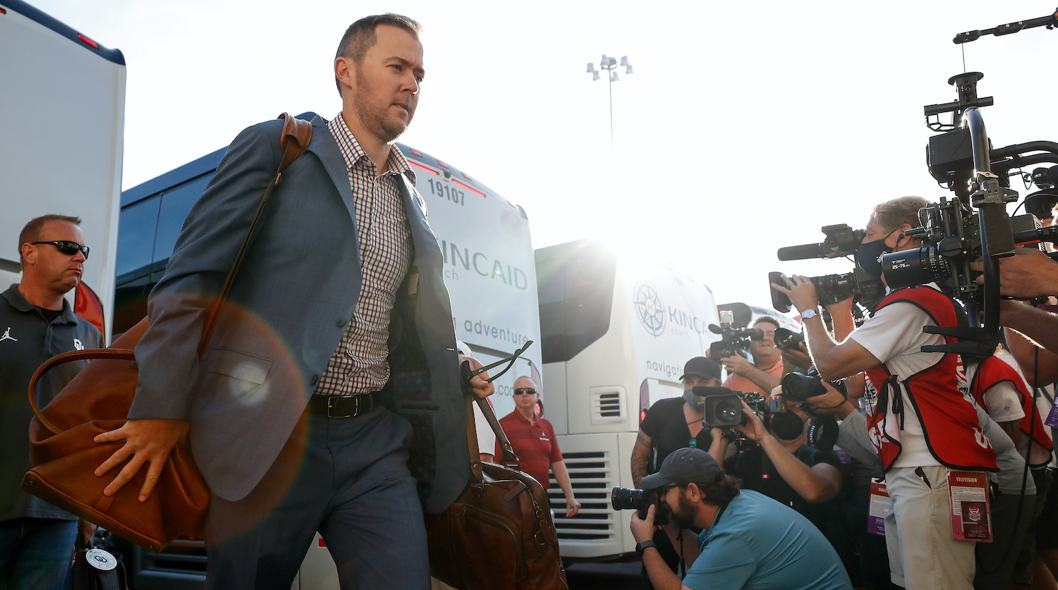 DALLAS, TEXAS - OCTOBER 09: Head coach Lincoln Riley of the Oklahoma Sooners arrives before the 2021 AT&amp;T Red River Showdown at Cotton Bowl on October 09, 2021 in Dallas, Texas. (Photo by Tim Warner/Getty Images)
