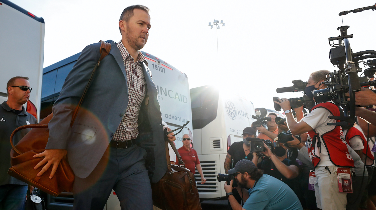 DALLAS, TEXAS - OCTOBER 09: Head coach Lincoln Riley of the Oklahoma Sooners arrives before the 2021 AT&T Red River Showdown at Cotton Bowl on October 09, 2021 in Dallas, Texas. (Photo by Tim Warner/Getty Images)