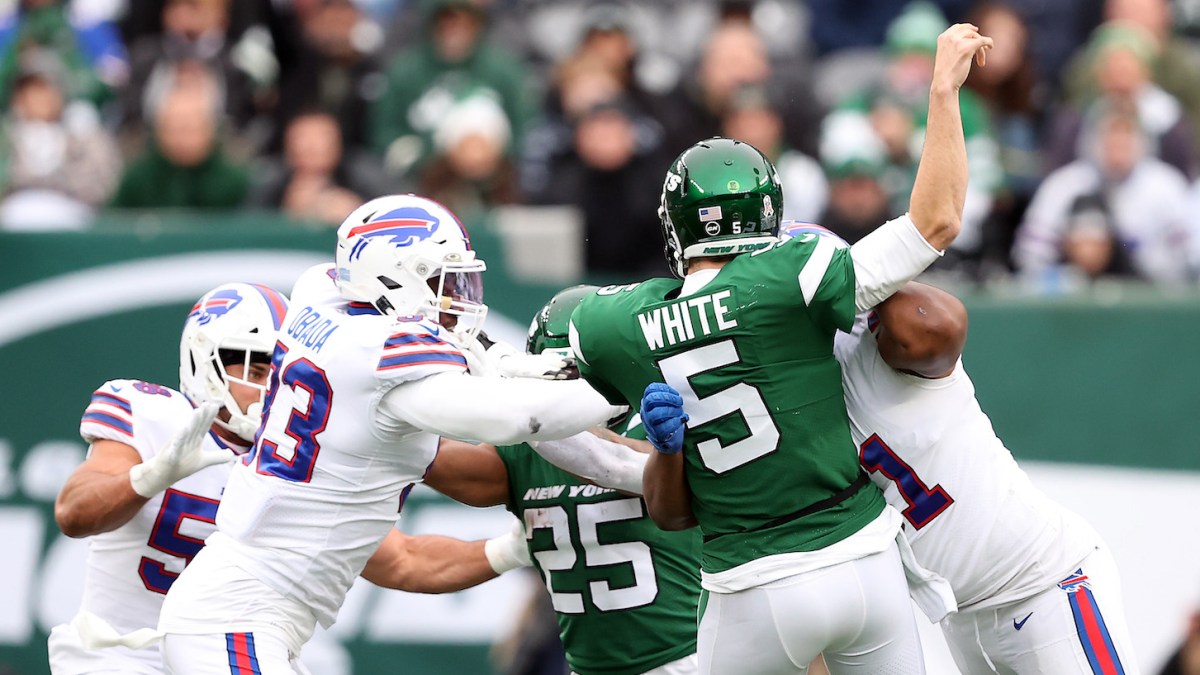 EAST RUTHERFORD, NEW JERSEY - NOVEMBER 14: Mike White #5 of the New York Jets is hit by Ed Oliver #91 of the Buffalo Bills and results in an incomplete pass at MetLife Stadium on November 14, 2021 in East Rutherford, New Jersey. (Photo by Elsa/Getty Images)