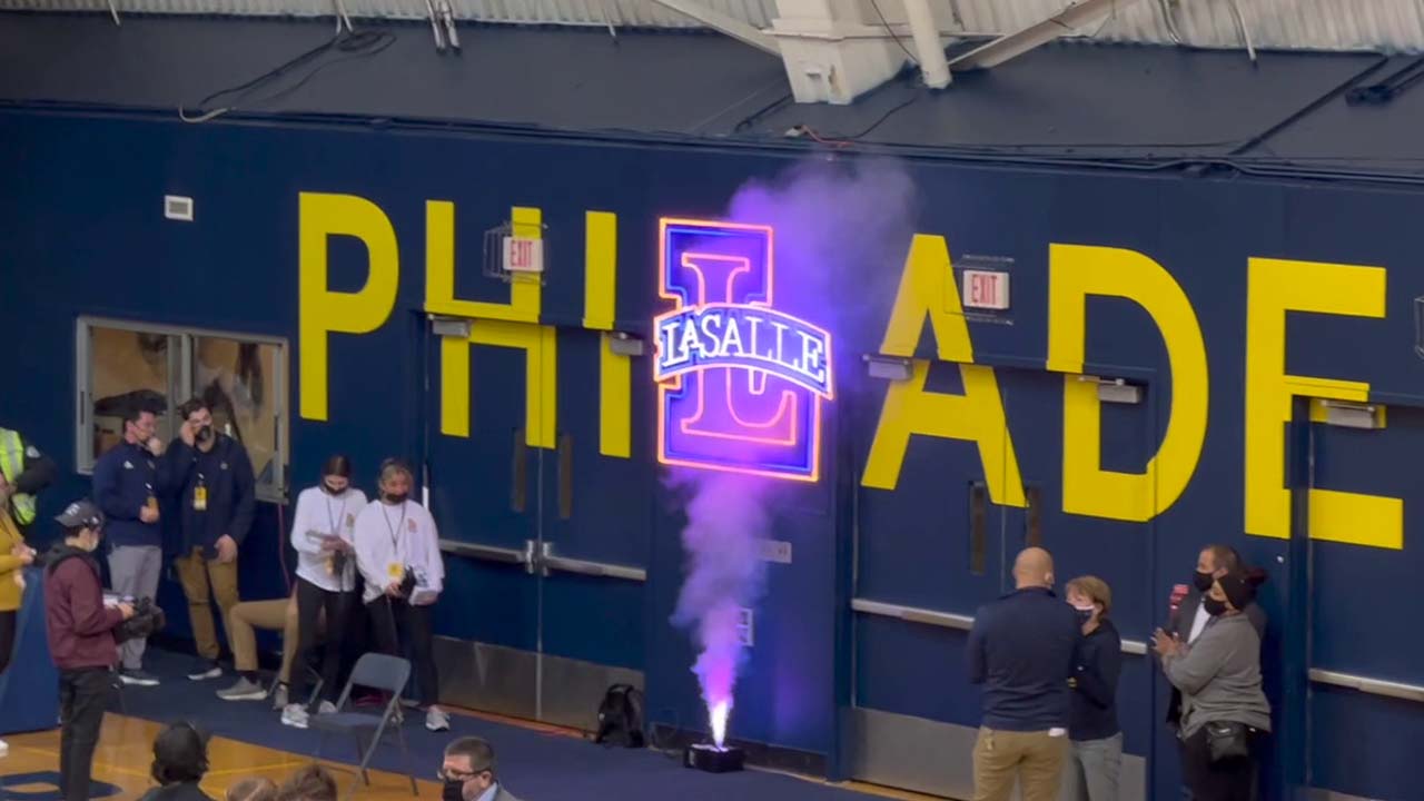 A La Salle light up L with a smoke machine