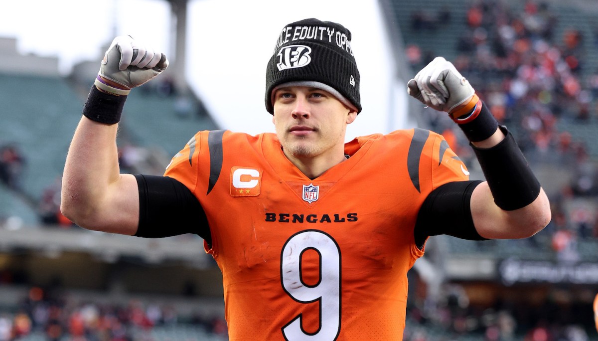 Joe Burrow kisses Evan McPherson after Bengals beat Titans at the