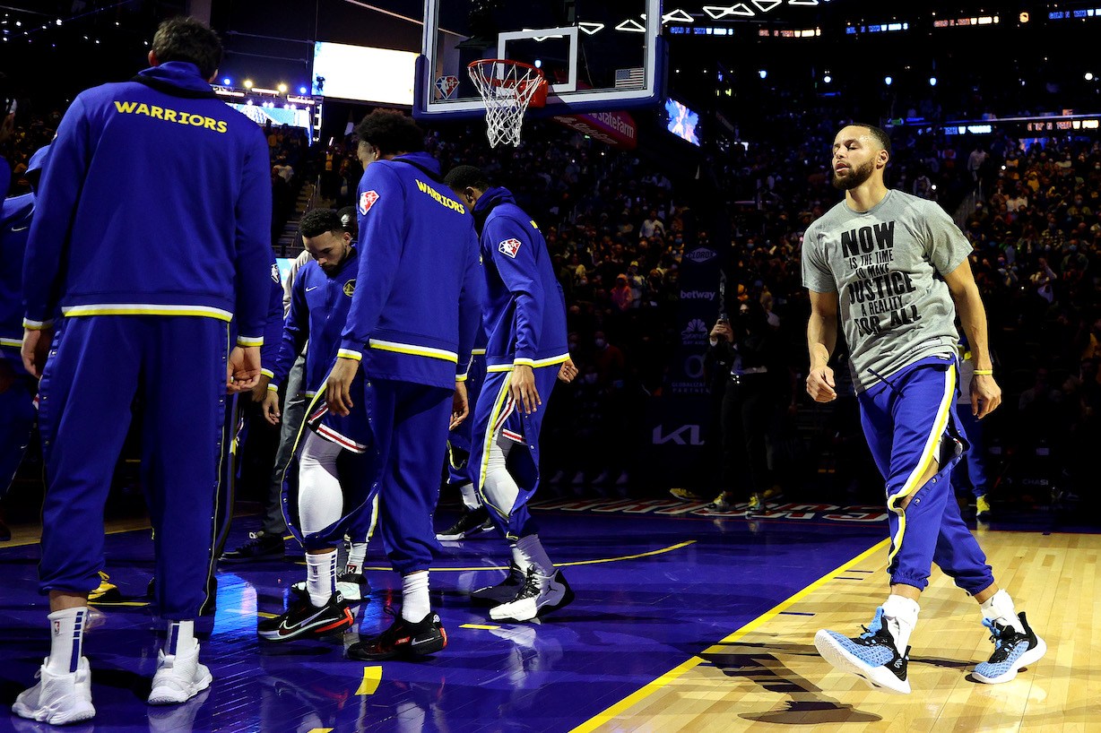 SAN FRANCISCO, CALIFORNIA - JANUARY 18: Stephen Curry #30 of the Golden State Warriors runs around his teammates during player introductions before their game against the Detroit Pistons at Chase Center on January 18, 2022 in San Francisco, California. NOTE TO USER: User expressly acknowledges and agrees that, by downloading and/or using this photograph, User is consenting to the terms and conditions of the Getty Images License Agreement. (Photo by Ezra Shaw/Getty Images)