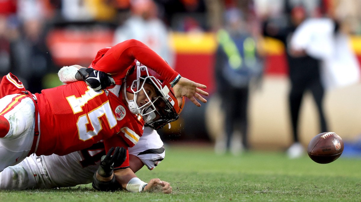 KANSAS CITY, MISSOURI - JANUARY 30: Defensive end Sam Hubbard #94 of the Cincinnati Bengals tackles quarterback Patrick Mahomes #15 of the Kansas City Chiefs late in the fourth quarter of the AFC Championship Game at Arrowhead Stadium on January 30, 2022 in Kansas City, Missouri. (Photo by Jamie Squire/Getty Images)