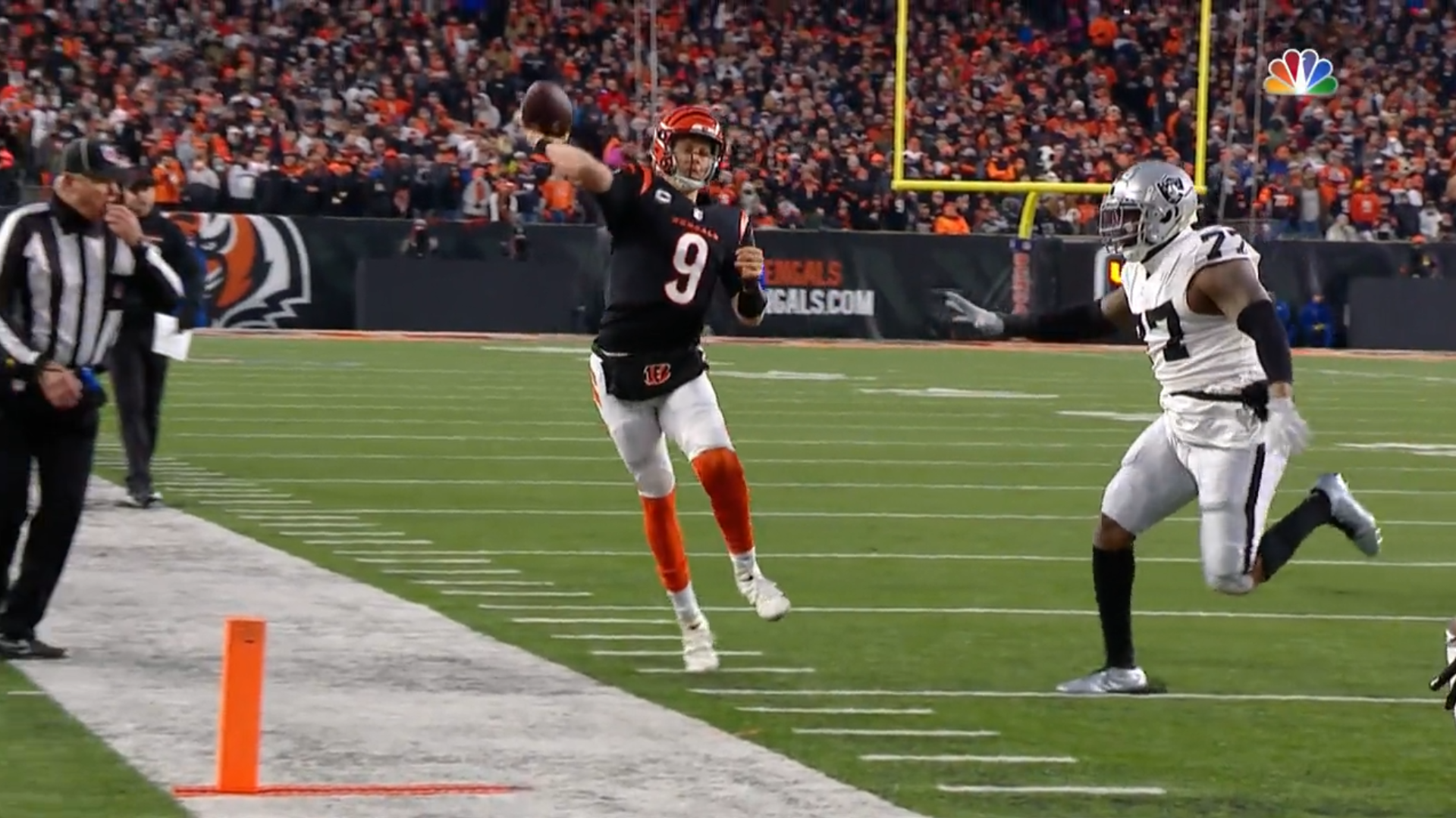 Joe Burrow throws