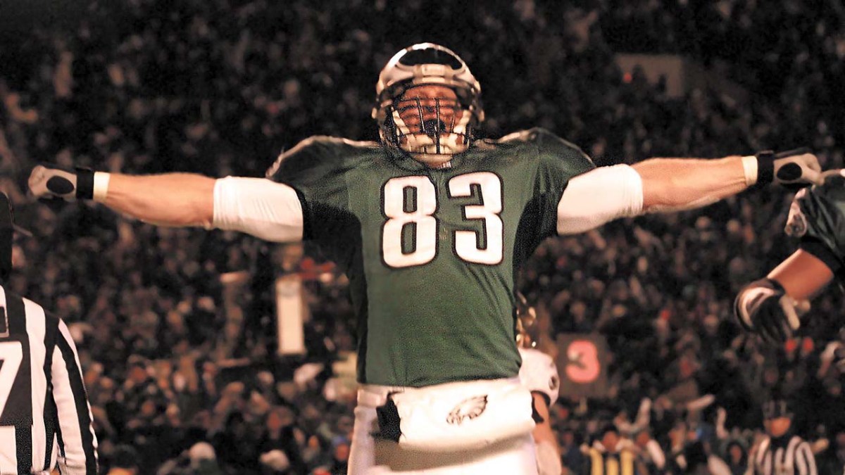Jeff Thomason (Eagles No. 83) puts his arms straight out to celebrate a touchdown.