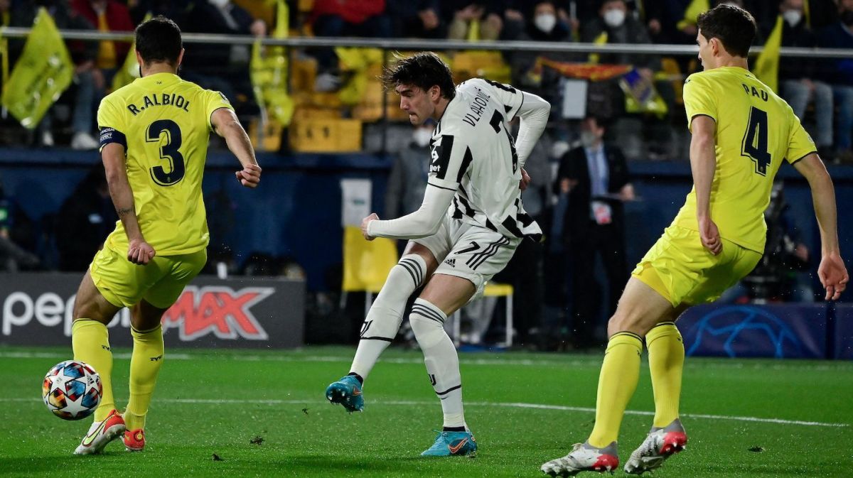 Juventus' Serbian forward Dusan Vlahovic (C) shoots and scores his team's first goal during the UEFA Champions League football match between Villarreal and Juventus at La Ceramica stadium in Vila-real on February 22, 2022.