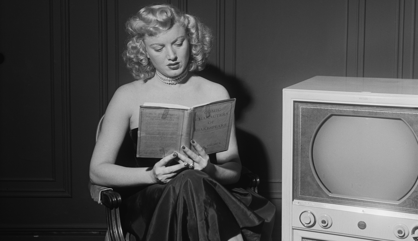 American actress Dagmar (1921 - 2001) reading a book of 'Comic Characters of Shakespeare' by John Palmer, circa 1950. (Photo by Graphic House/Archive Photos/Getty Images)