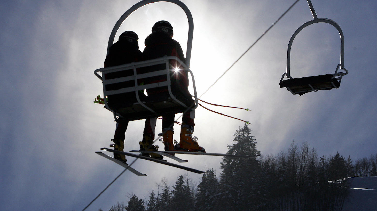 Aspen, UNITED STATES: Ski racers take a chair lift up the hill during a free skiing session 08 December, 2005 in Aspen, Colorado. In cold weather skiers were preparing for the World Cup Super G scheduled for 09 December, 2005 in Aspen. AFP PHOTO/DON EMMERT (Photo credit should read DON EMMERT/AFP via Getty Images)