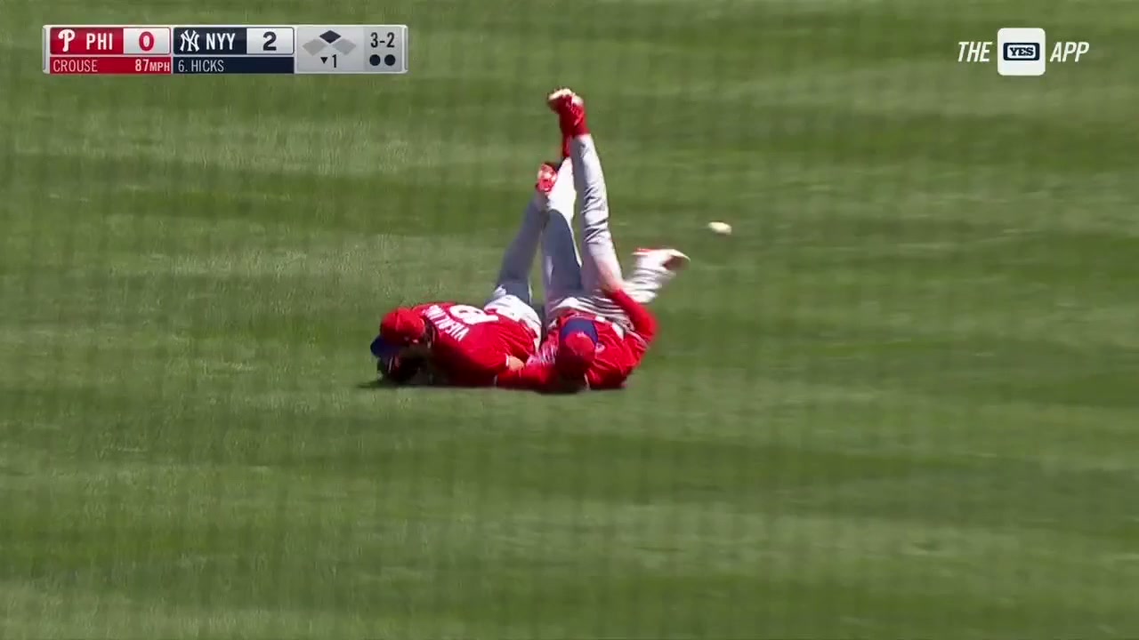 The Phillies fail to catch a fly ball.