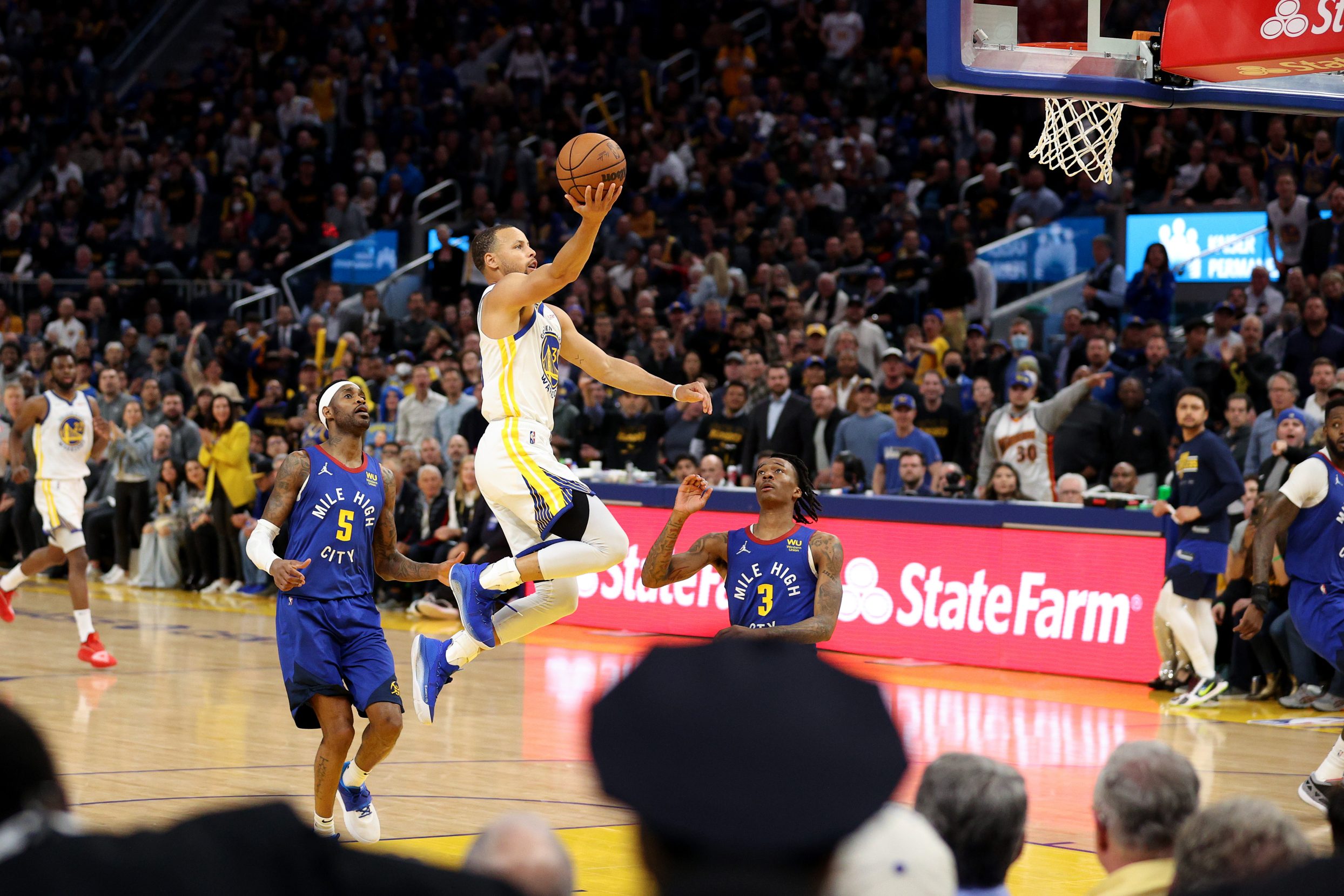 Steph Curry goes up for a shot