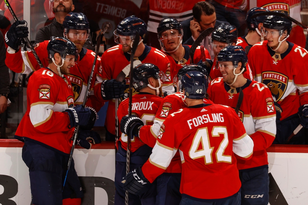 Teammates congratulate Claude Giroux