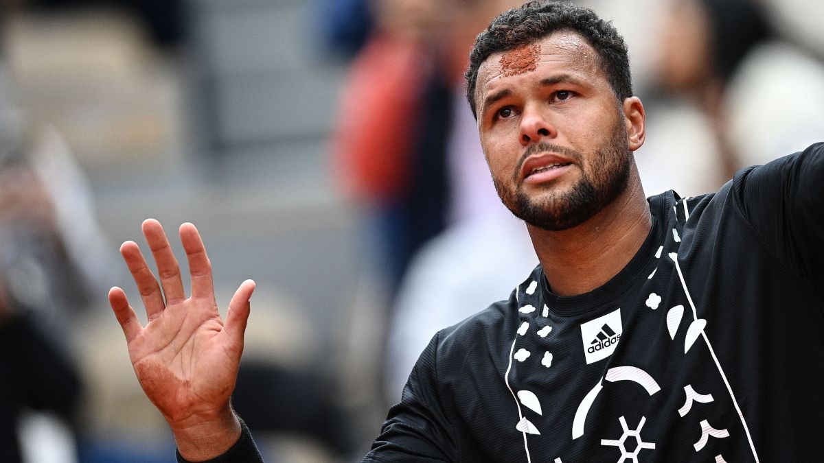 Jo-Wilfried Tsonga salutes the crowd as he retires at the French Open.