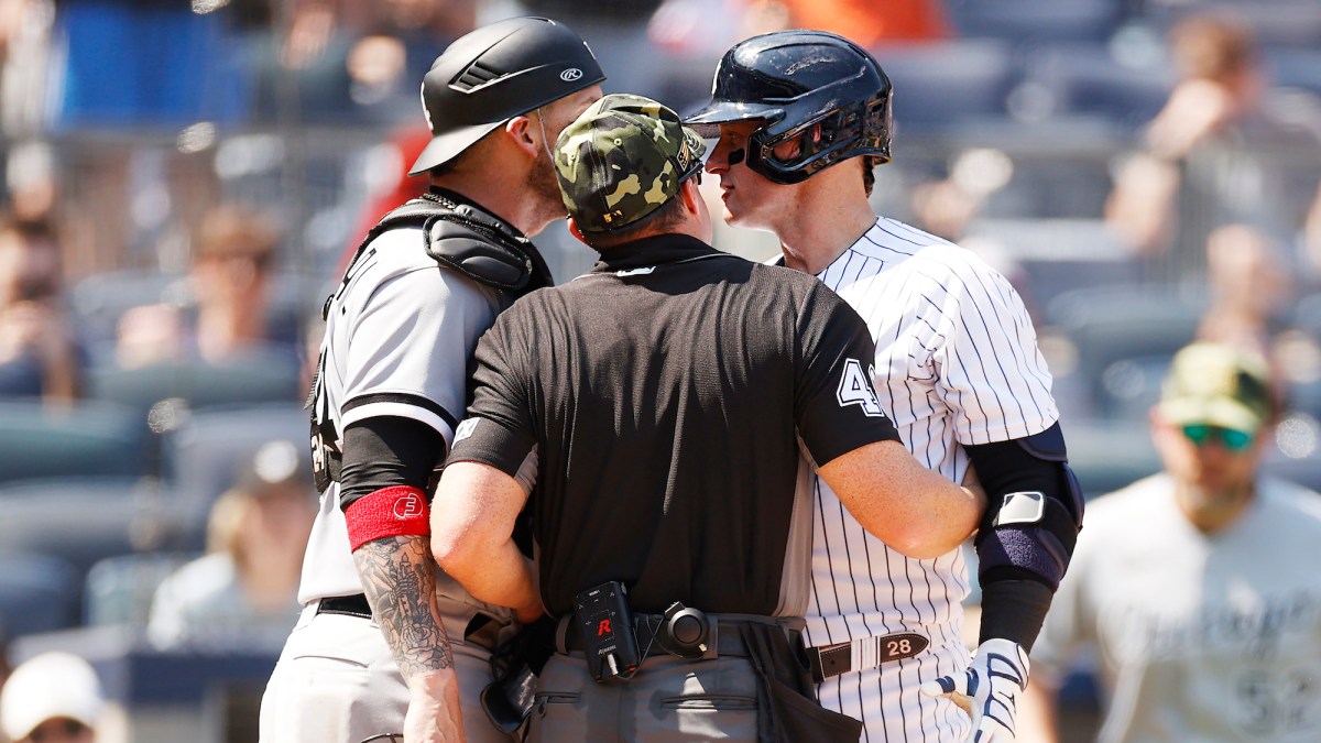 Yasmani Grandal and Josh Donaldson argue, with Nick Mahrley in between them.