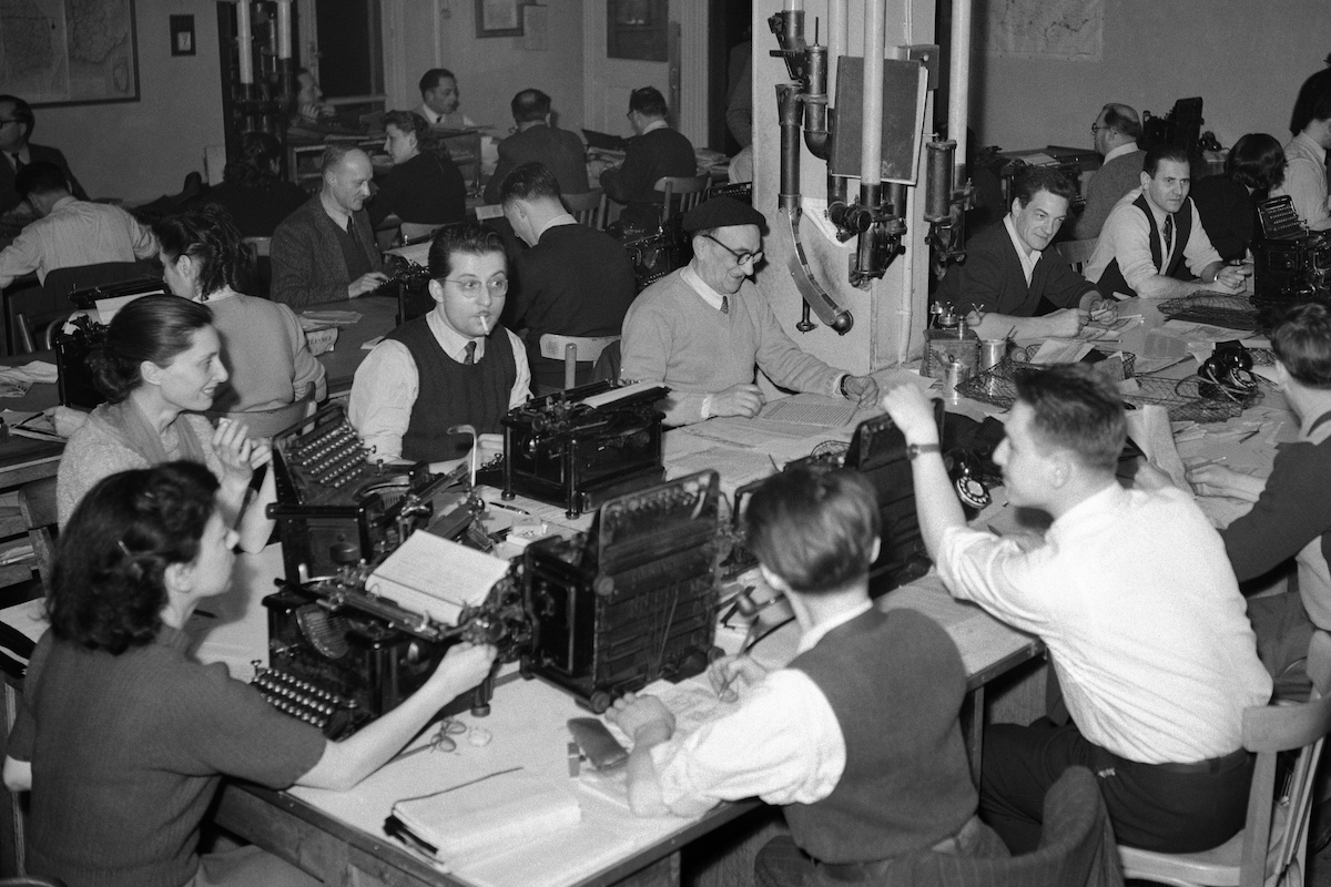 An old-timey newsroom