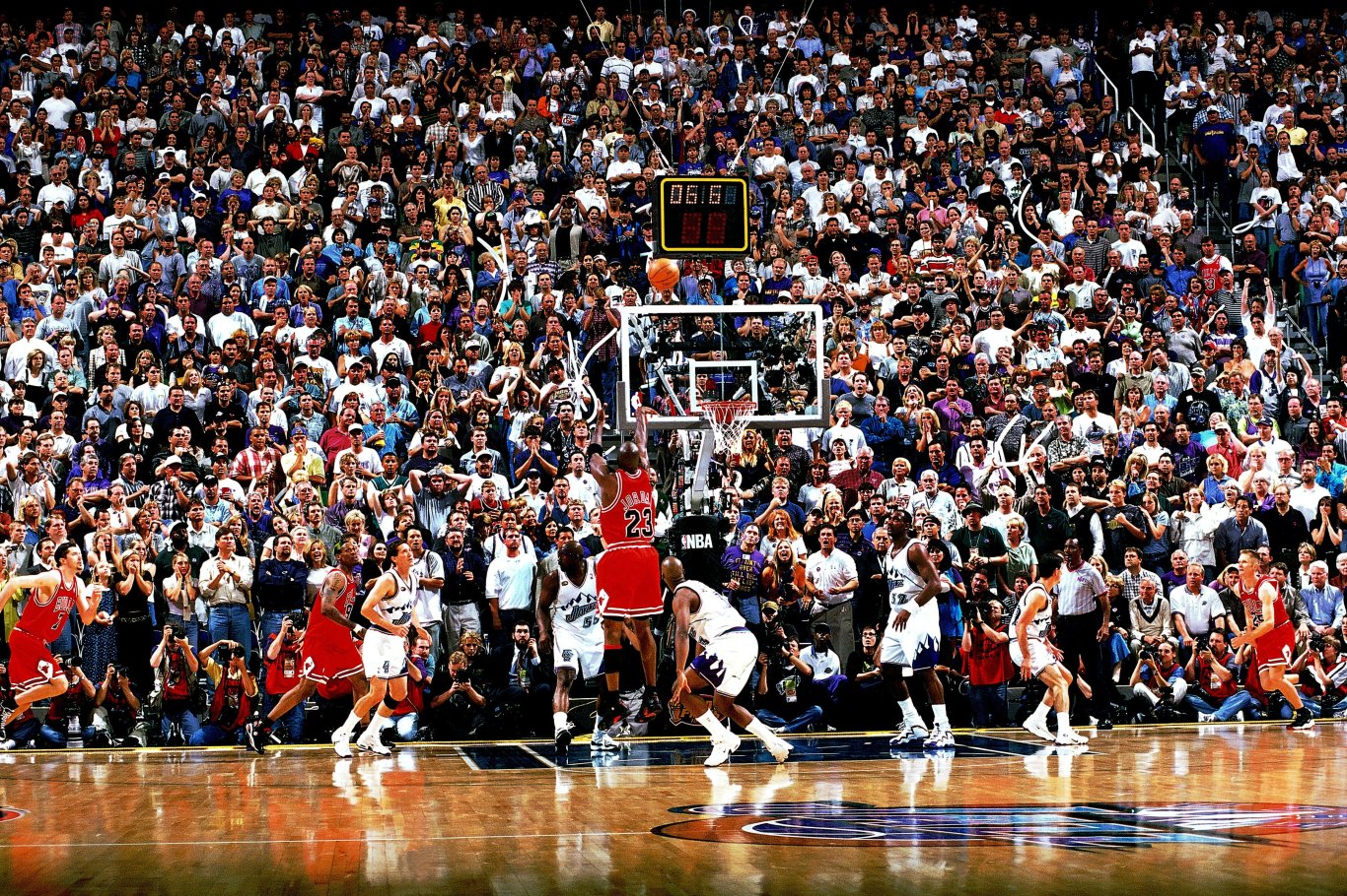 Michael Jordan of the Eastern Conference All-Stars elevates for a News  Photo - Getty Images